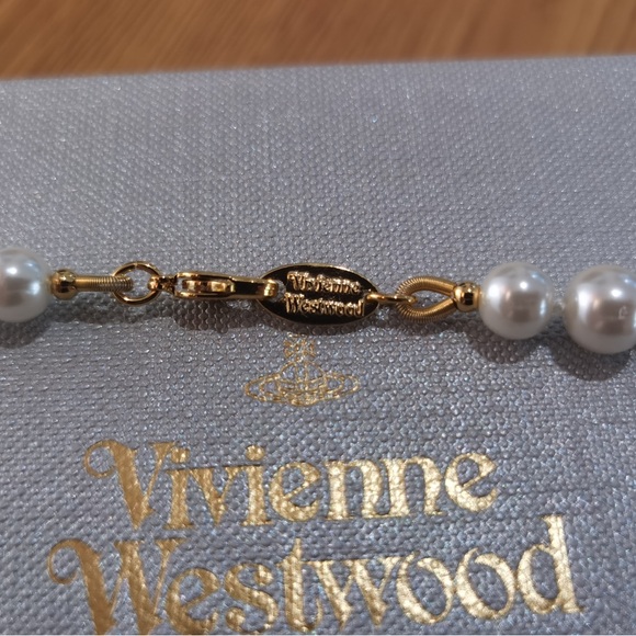 💎🪐Beautiful🪐💎Vivienne Westwood LARGE Bas Relief Pearl Necklace - Picture 4 of 7